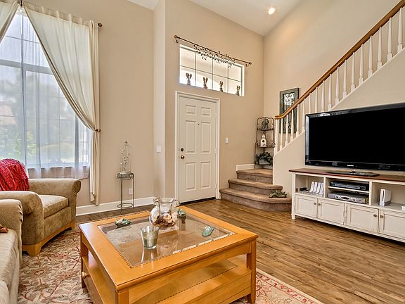 3rd image of 8 Osprey Ave
