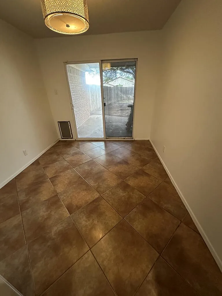 3 bed, 2.0 bath, 1308 sqft, $2,200 — Photo 4