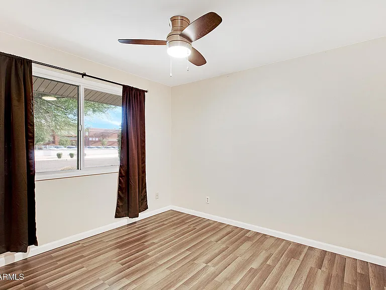 1036 E Geneva Dr — Photo 13