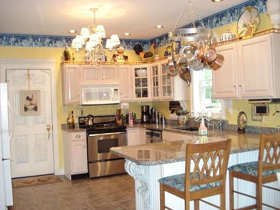 Eat-in kitchen