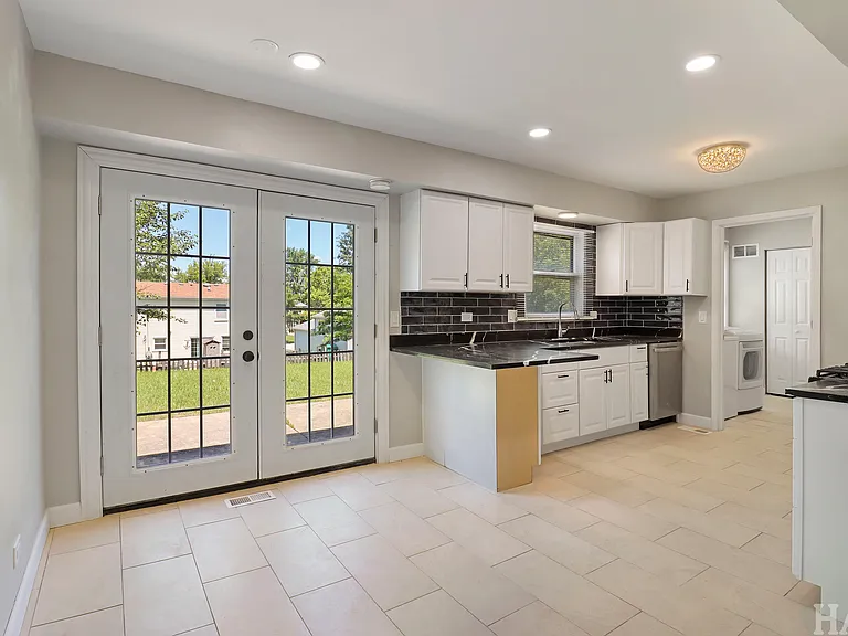 2208 Kensington Dr — Photo 23