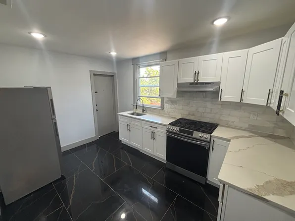 156 Wegman Pkwy, Jersey City, NJ