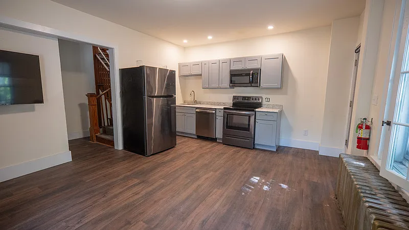 4 bed, 1.0 bath, $4,840 — Photo 2