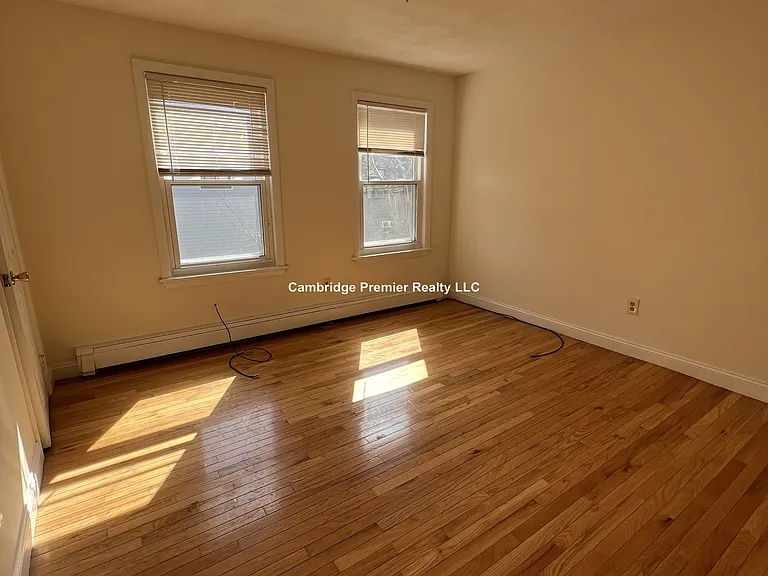 Pine St — Photo 1