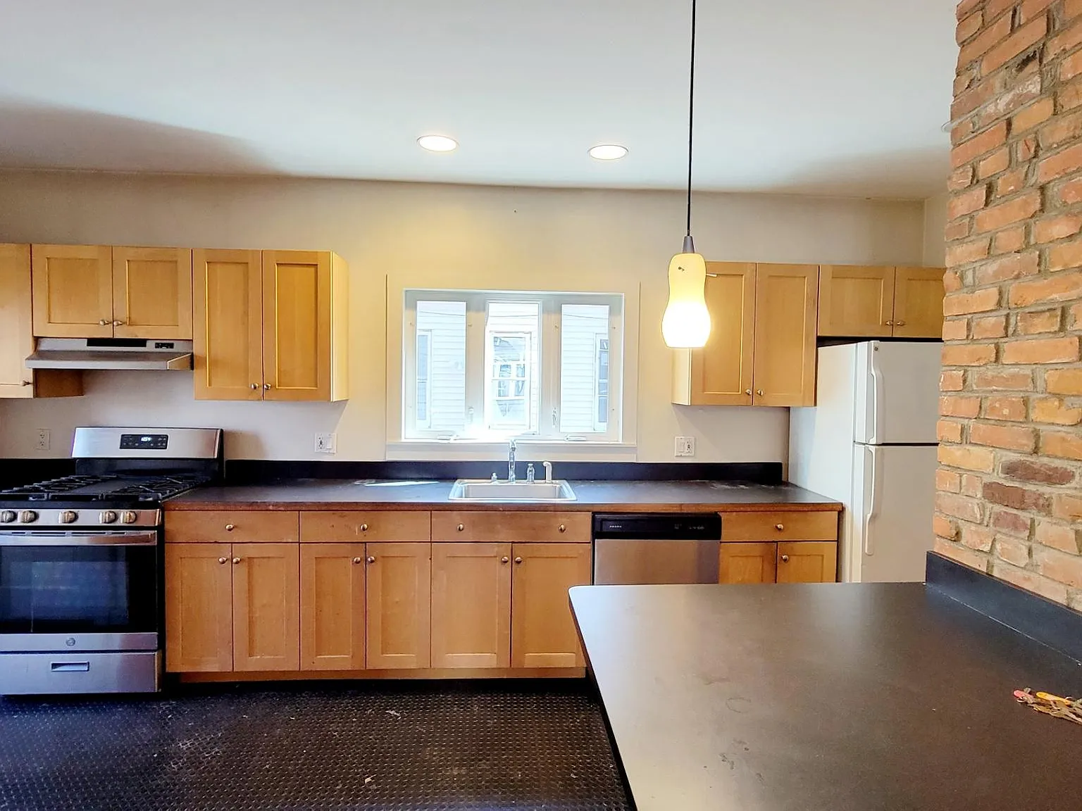 3 bed, $3,600 — Photo 2