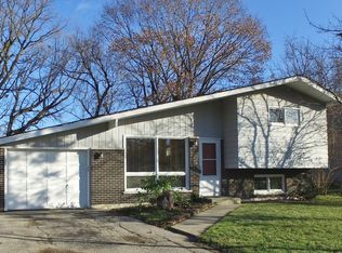 129 Oak Knoll Dr, Lake Villa, IL 60046
