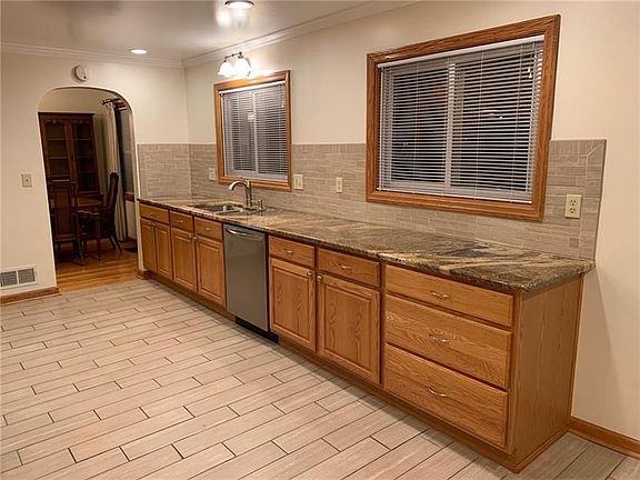3rd image of 289 Greenwood Dr
