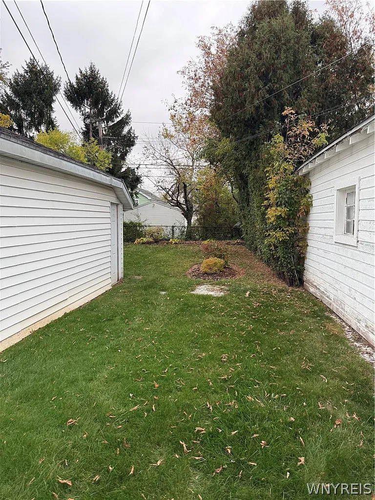 2 bed, 1.0 bath, 2416 sqft, $1,700 — Photo 3