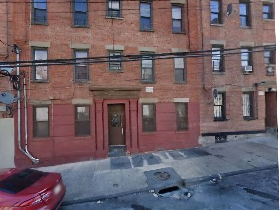 1st image of 142 Orchard St #2L