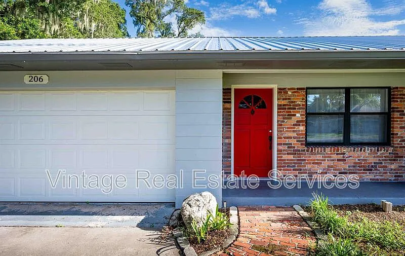3 bed, 2.0 bath, 1190 sqft, $2,195 — Photo 2