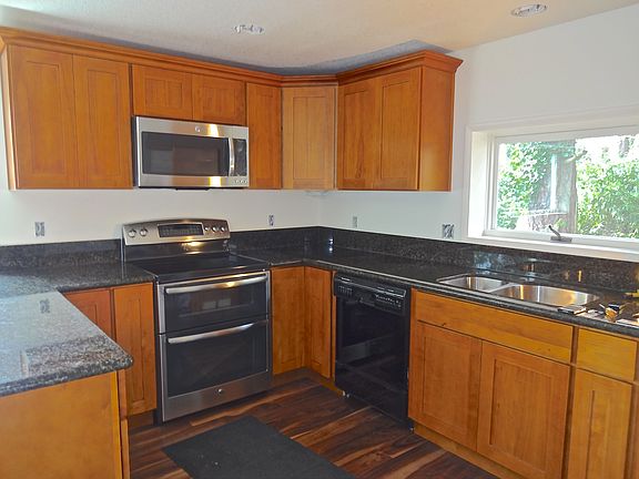 Brand new cabinets/granite 