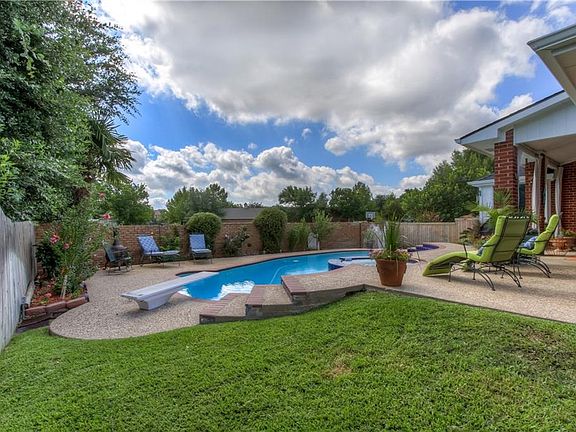 3rd image of 1010 Palm Desert Dr