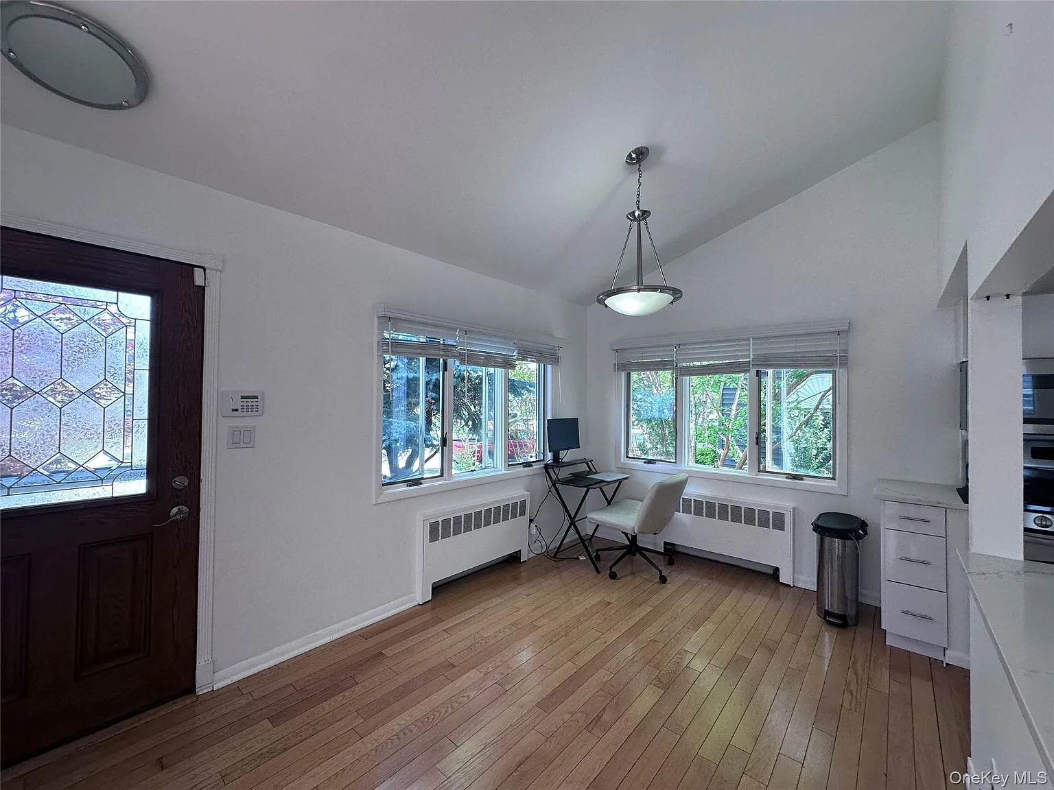 3 bed, 1.0 bath, 1000 sqft, $3,550 — Photo 2