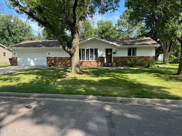 1220 3rd St NE, Watertown, SD 57201