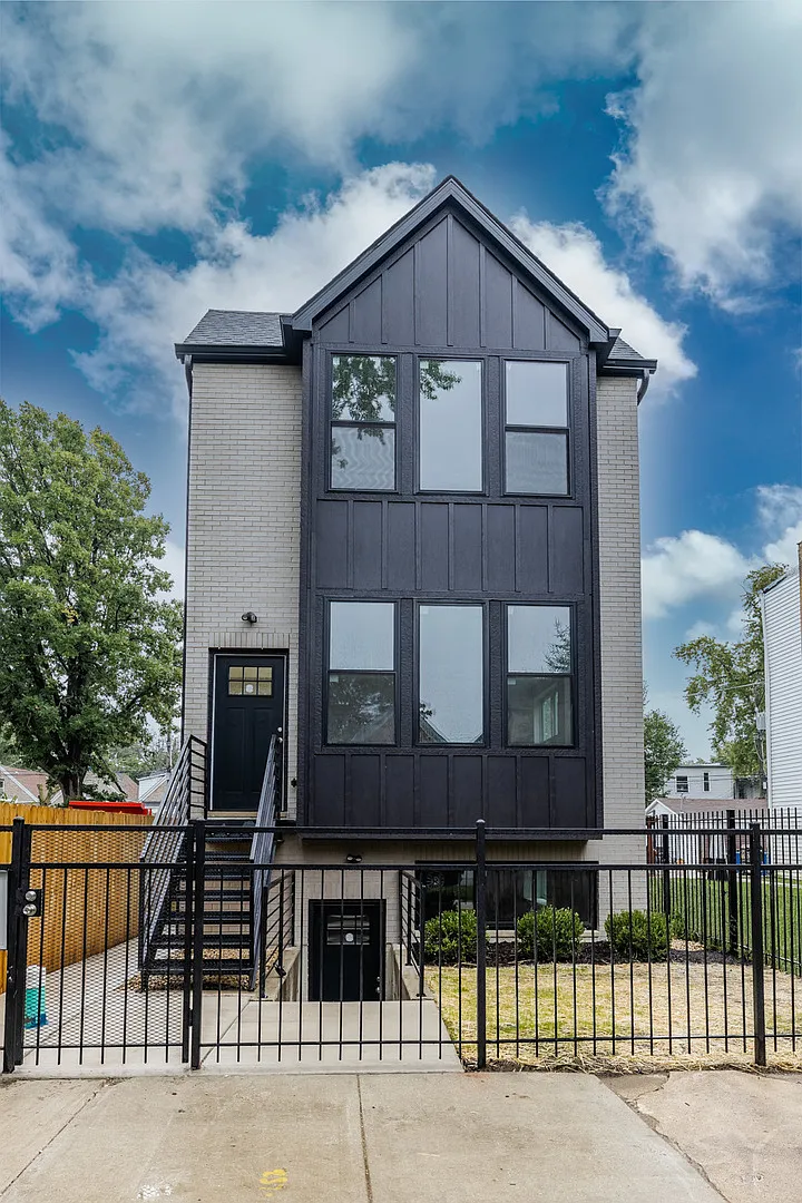 3 bed, 1350 sqft, $2,400 — Photo 1