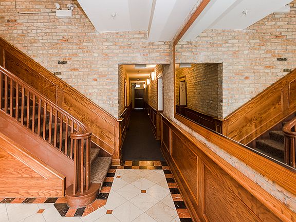 2nd image of 828 W Fullerton Ave #114