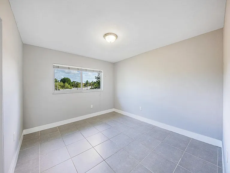 Kenwood Apartments — Photo 11