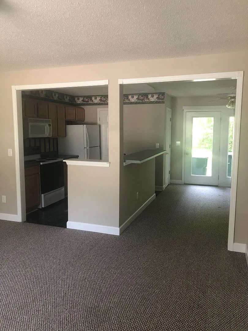2 bedroom 1 1/2 bathroom duplex located in the heart of Lillington. — Photo 4