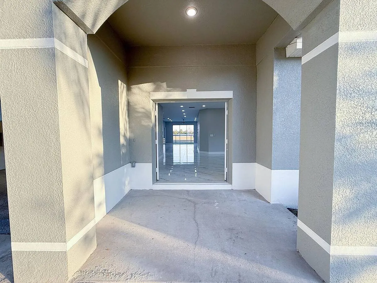 3 bed, 2.0 bath, 1942 sqft, $2,700 — Photo 2