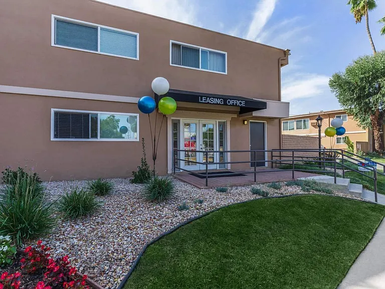 Dorado Plaza Apartments — Photo 12