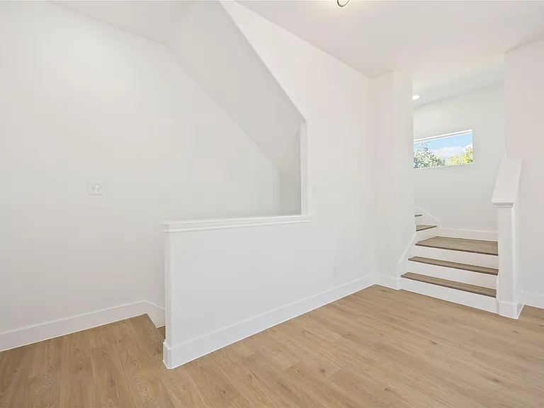 3022 Drew St — Photo 8