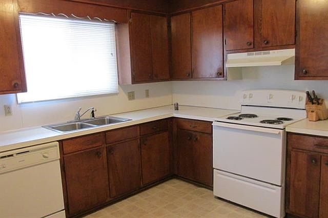 2nd image of 622 3rd St SE