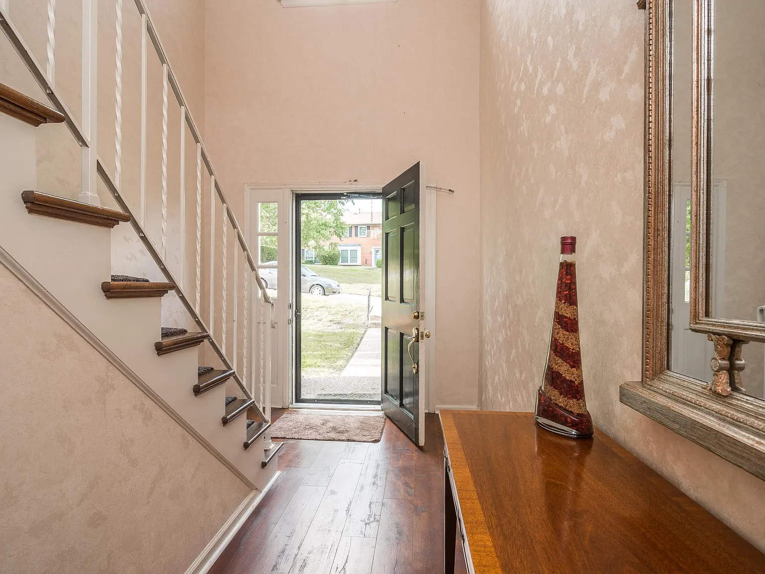 2 bed, 1105 sqft, $1,750 — Photo 2