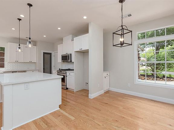 3rd image of 2602 S Strathford Ln