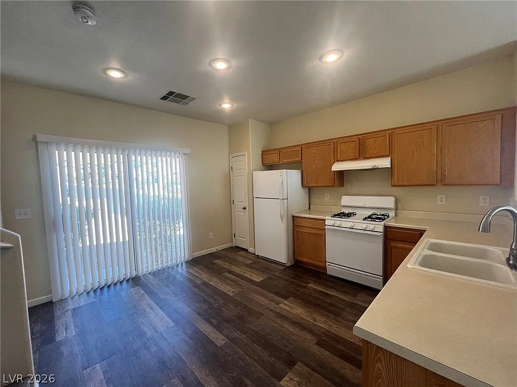 2 bed, 2.5 bath, 1165 sqft, $1,645 — Photo 3