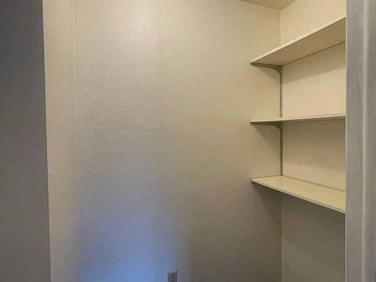 1004 E South St #6 — Photo 10