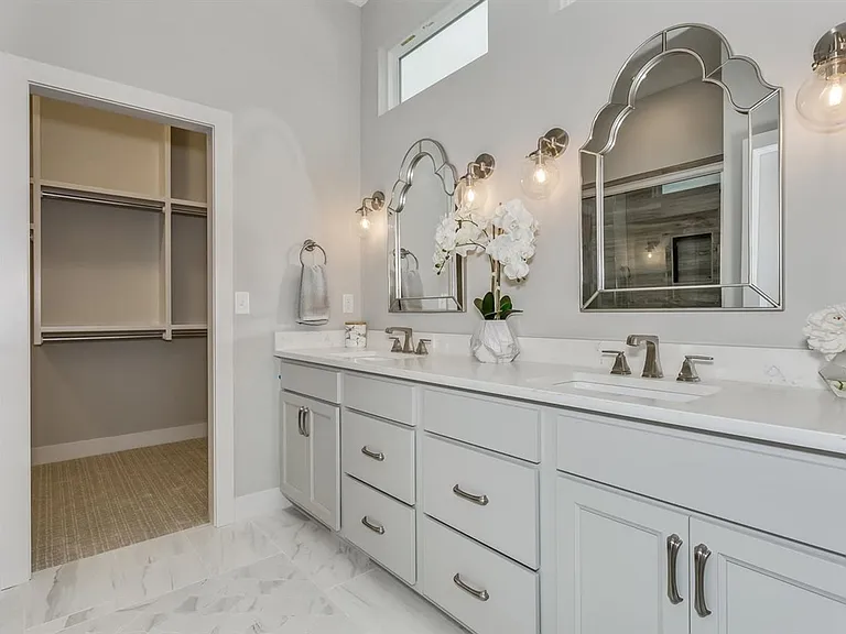 2418 N Bluestone St — Photo 12