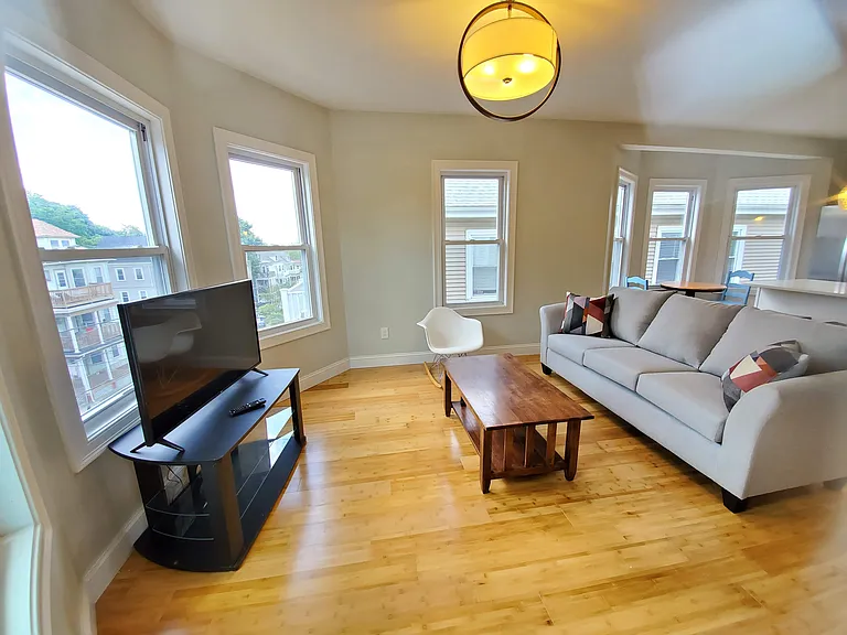 50-52 Carrington Ave #3R — Photo 4