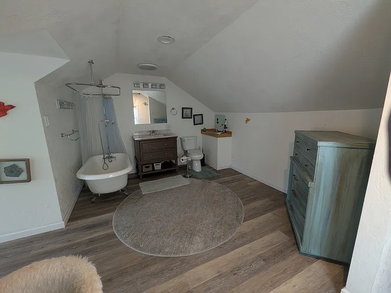 3rd floor: bathroom 2