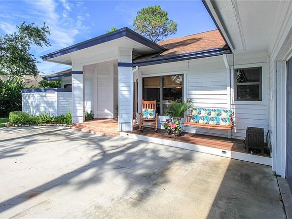 4th image of 990 SW Hunt Club Cir