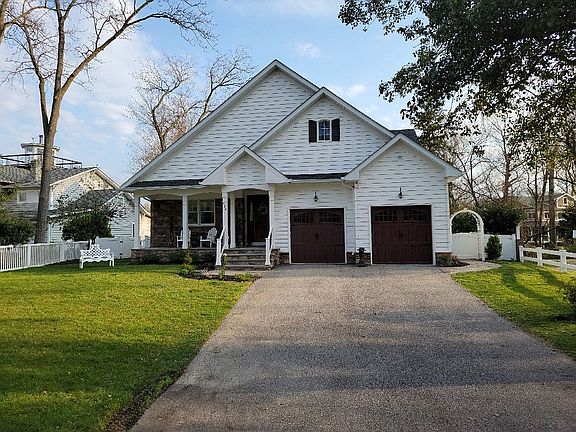 2nd image of 726 Oak Grove Cir