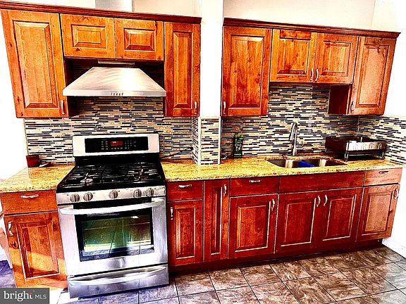 3rd image of 1498 W Walnut Rd