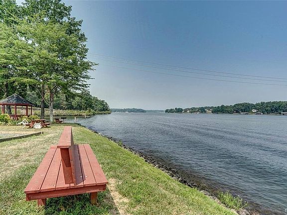 5th image of 36 Tall Pines Dr