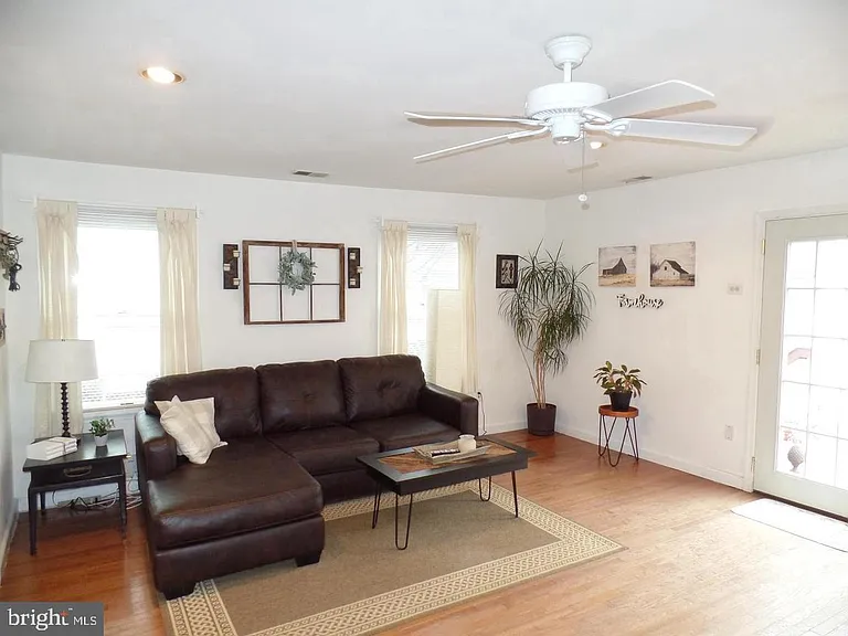 1821 Pimmit Dr — Photo 3