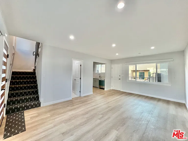 901 S Barrington Ave — Photo 13