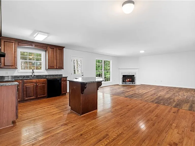 80 Castle Ct — Photo 5