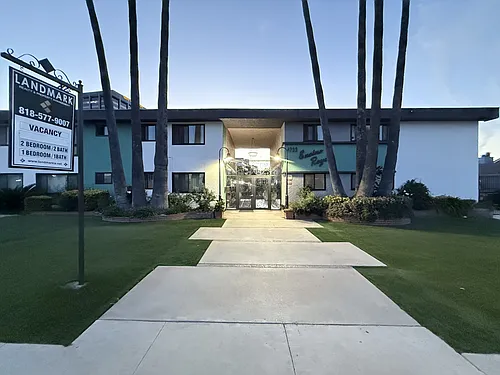 Encino Royal Photo 1