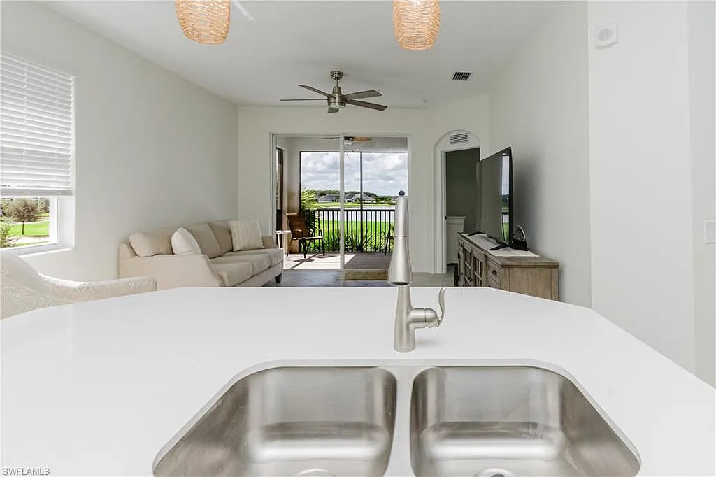 3 bed, 2.0 bath, 1301 sqft, $2,395 — Photo 3