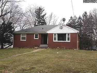 832 N Summit St photo 1