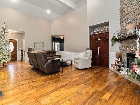 5th image of 135 Park Ln