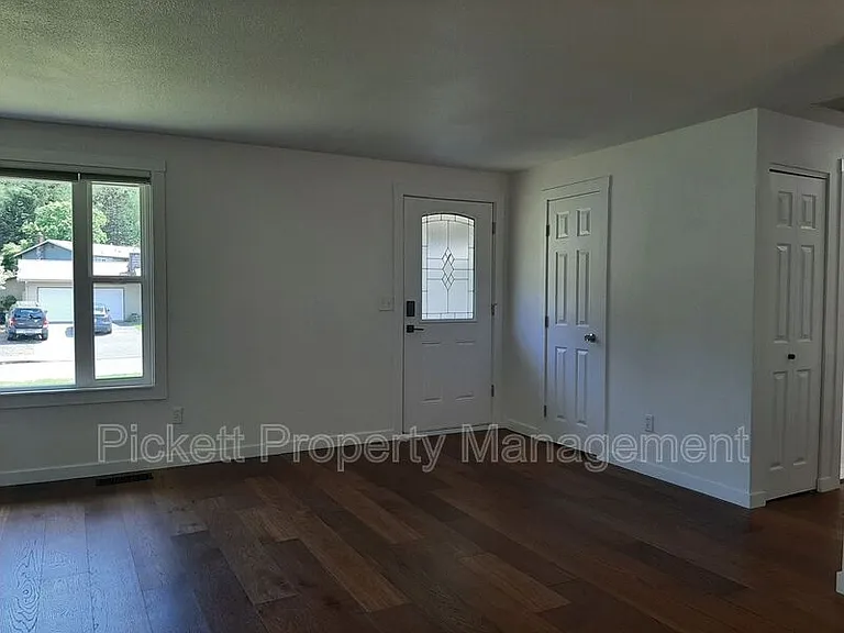 212 NE Torval Canyon Rd — Photo 6