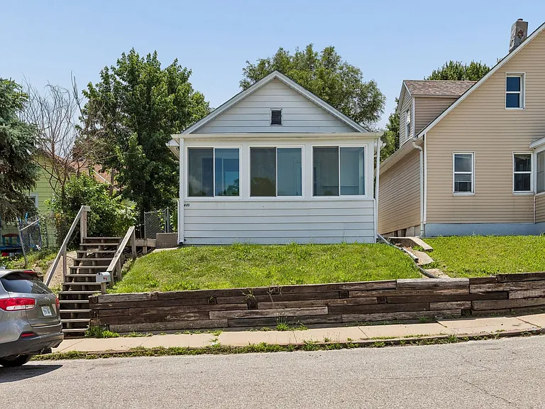 405 William St — Photo 1