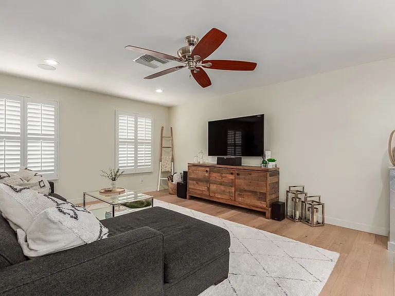 3160 E Hazelwood St — Photo 30