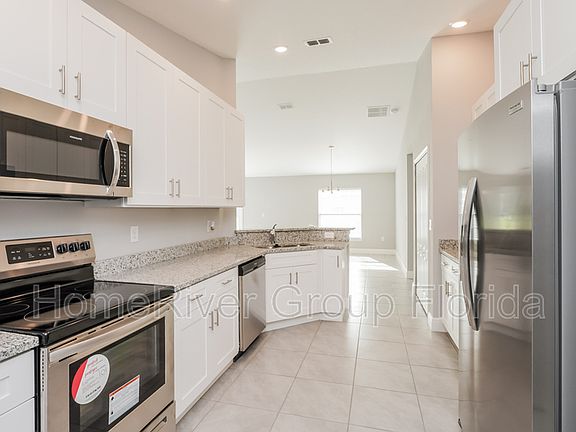 5th image of 516 Bristol Cir