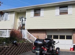 20 Robin Dr, Hickory, PA 15340