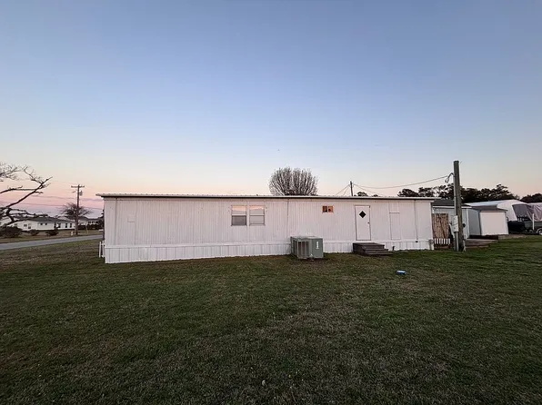 172 Mullens Dr, Harkers Island, NC 28531